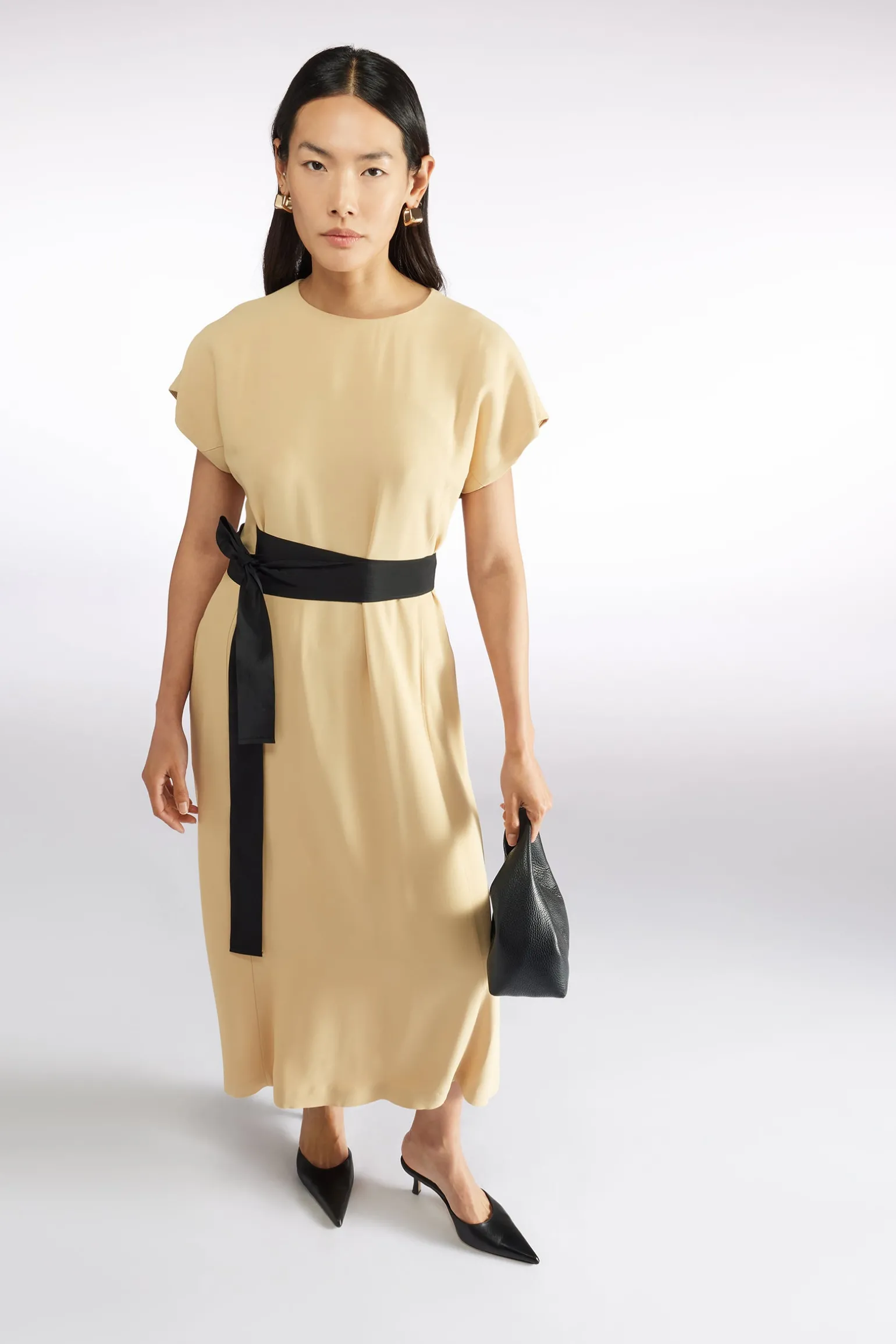 ROBE AVEC CEINTURE EN SATIN
