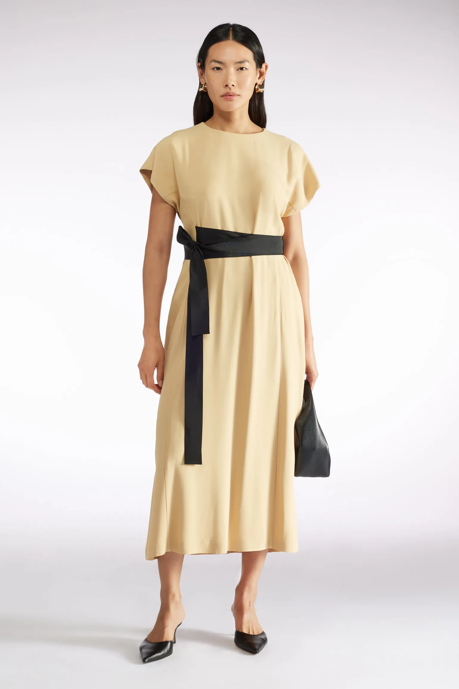 ROBE AVEC CEINTURE EN SATIN
