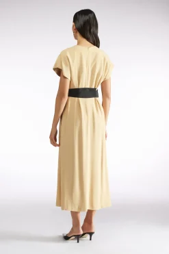 ROBE AVEC CEINTURE EN SATIN