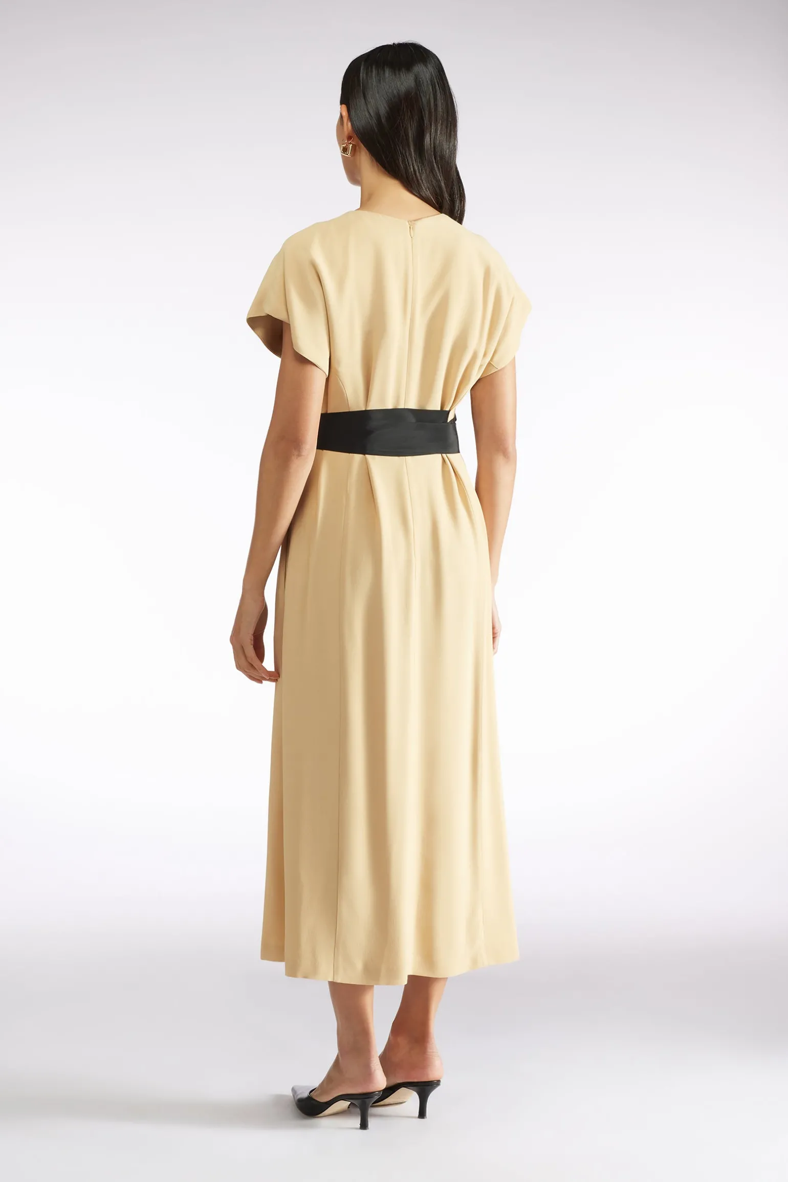 ROBE AVEC CEINTURE EN SATIN