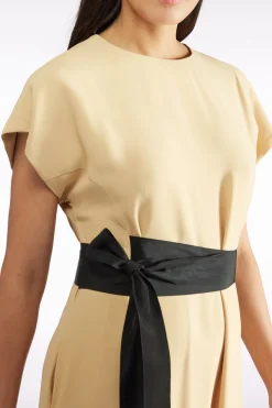 ROBE AVEC CEINTURE EN SATIN