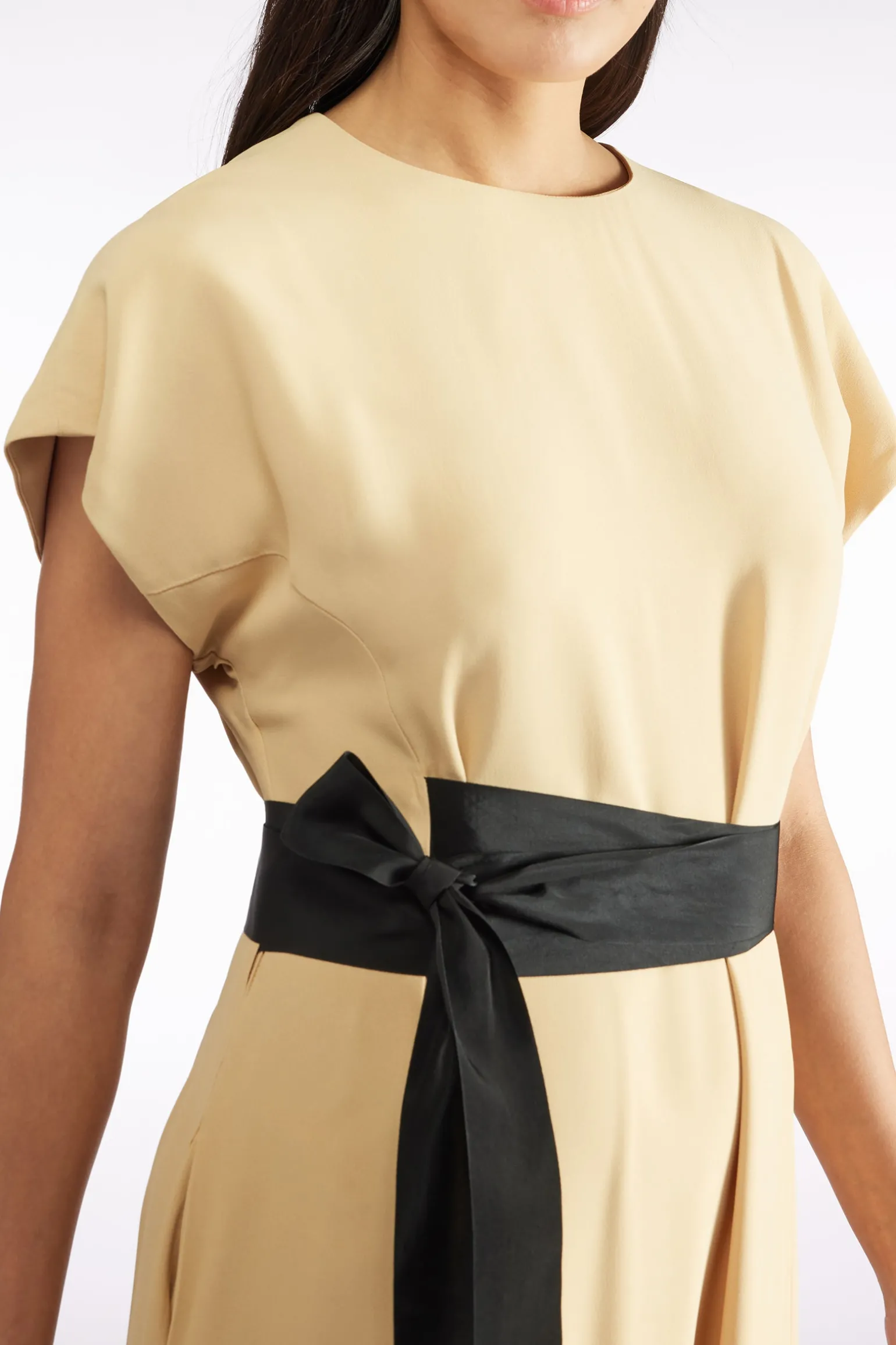 ROBE AVEC CEINTURE EN SATIN